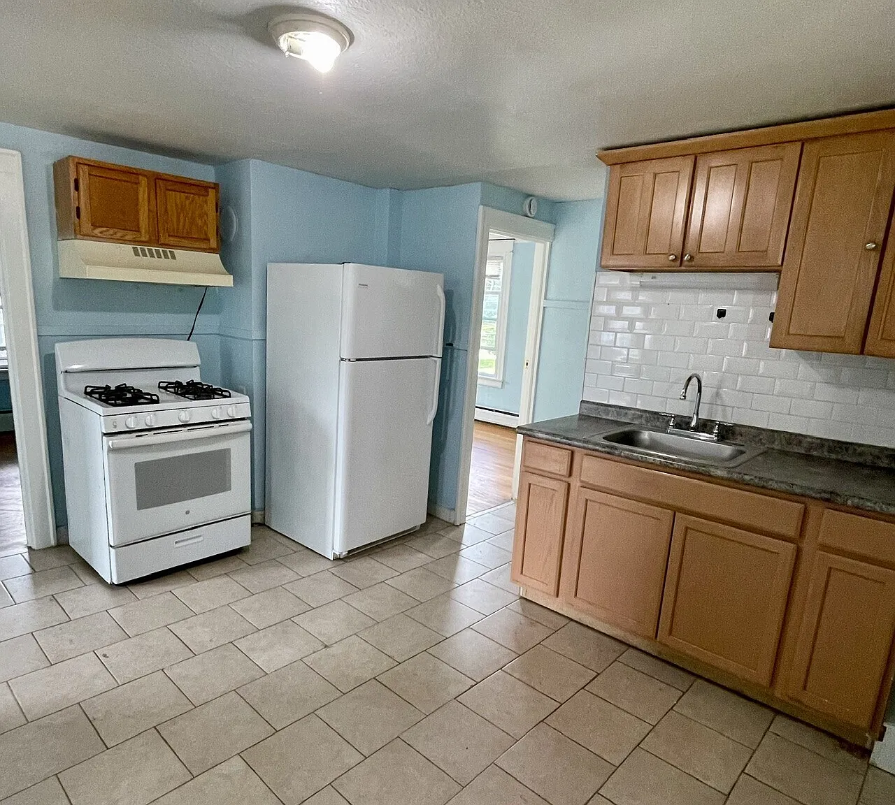 3 bed, 1.0 bath, 1584 sqft, $1,700 — Photo 3