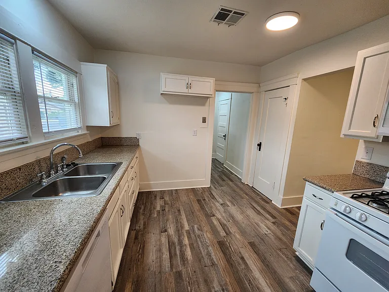 401 N Cherry St — Photo 13