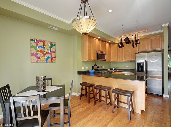 4th image of 2438 N Linden Pl #2