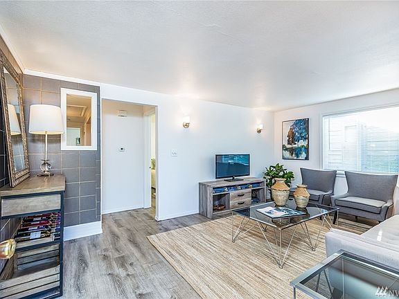 Spacious entry and living room