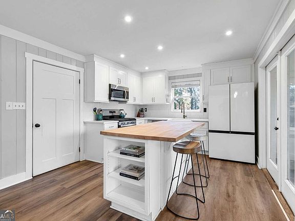 4th image of 1800 Sandy Plains Rd