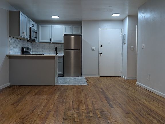 3rd image of 725 Scotland Rd