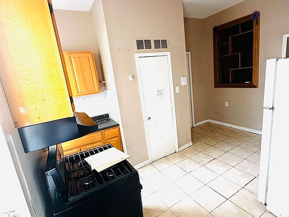 2nd image of 737 Montgomery St APT 1