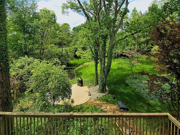 4th image of 833 Woodscene Ct