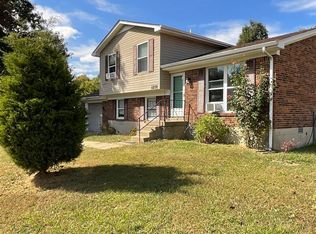 1271 Senate Cir, Radcliff, KY 40160