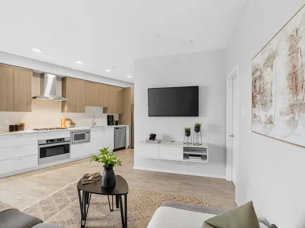 6283 Kingsway Ave #215, Burnaby, BC V5J 0H3
