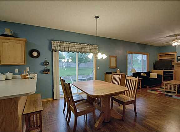 3rd image of 10118 Oakwood Dr