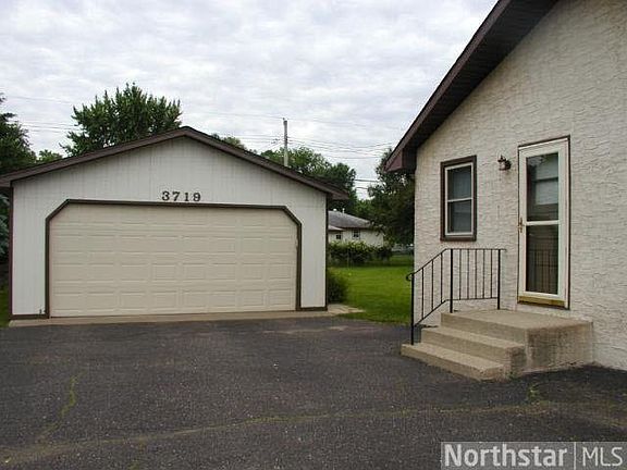 3rd image of 3719 Woodbine Lane N