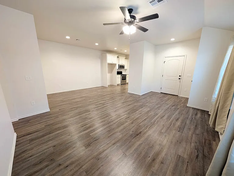 425 Chalk Hill Ct — Photo 3