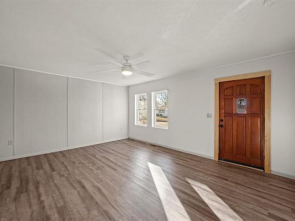 4th image of 904 E Kaskaskia St