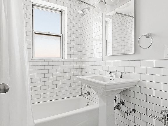 5th image of 550 Grand St APT J9c