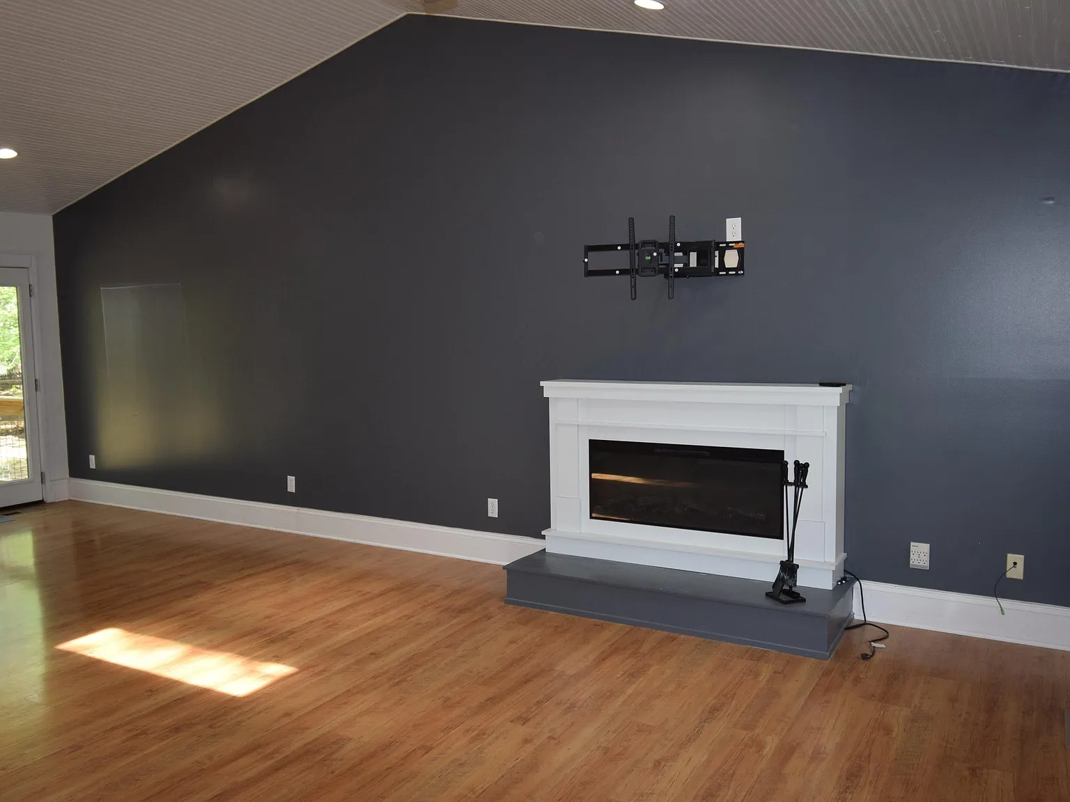 3 bed, 2.0 bath, 1236 sqft, $2,000 — Photo 2