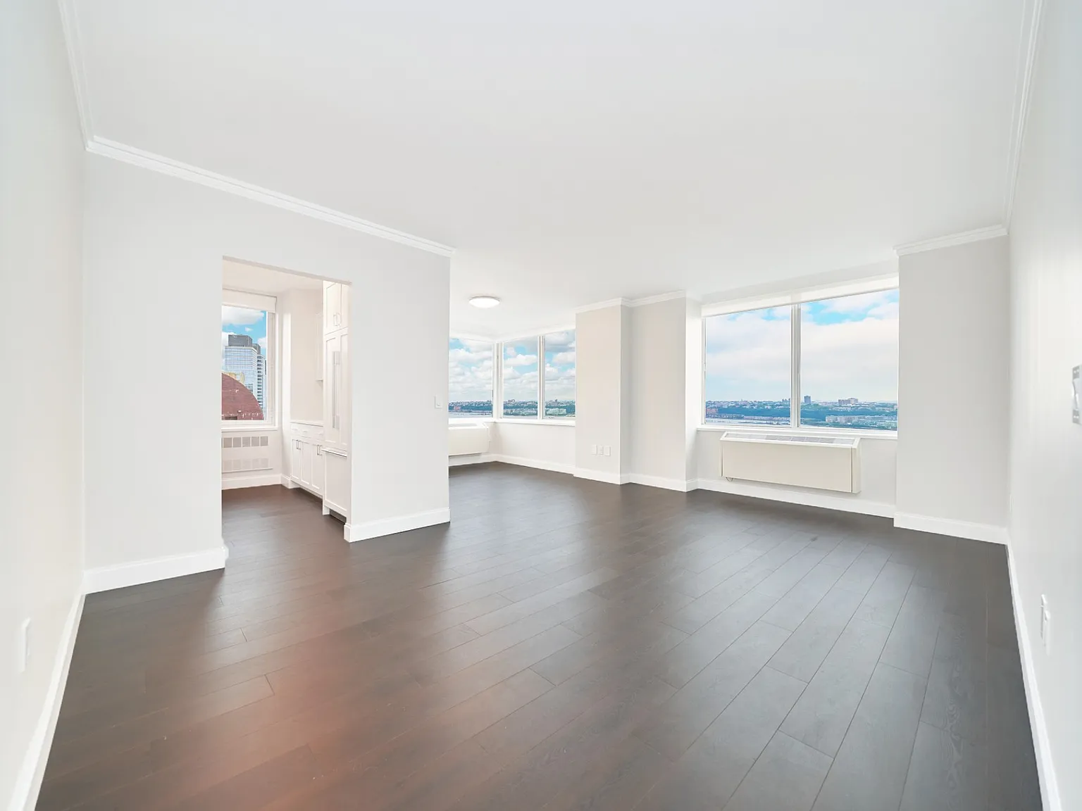160 Riverside Boulevard — Photo 2