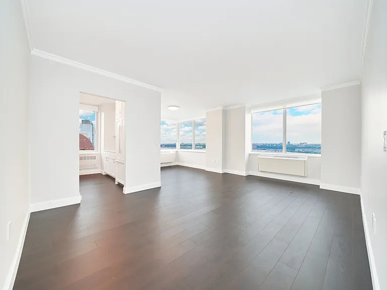 160 Riverside Blvd #21F — Photo 7