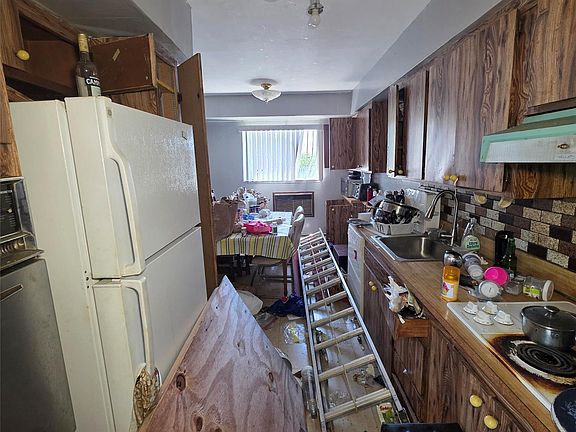 5th image of 3418 Carey Lane