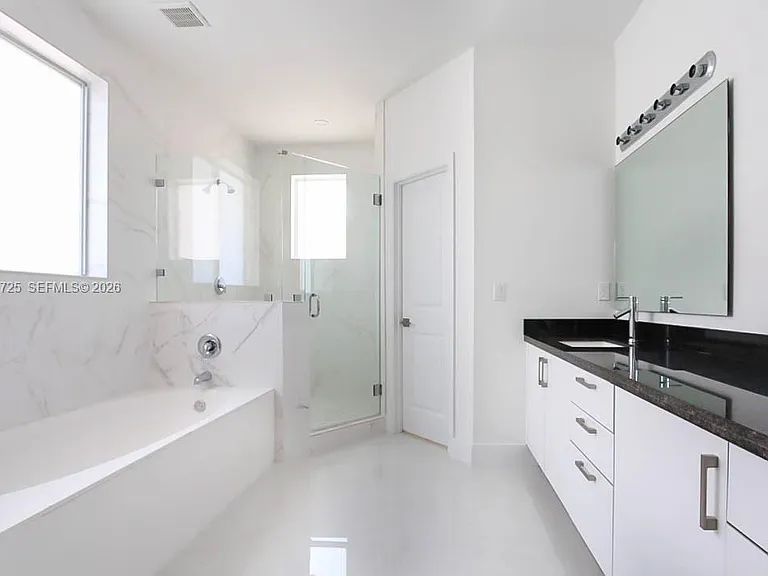 15631 SW 11th Ter — Photo 22