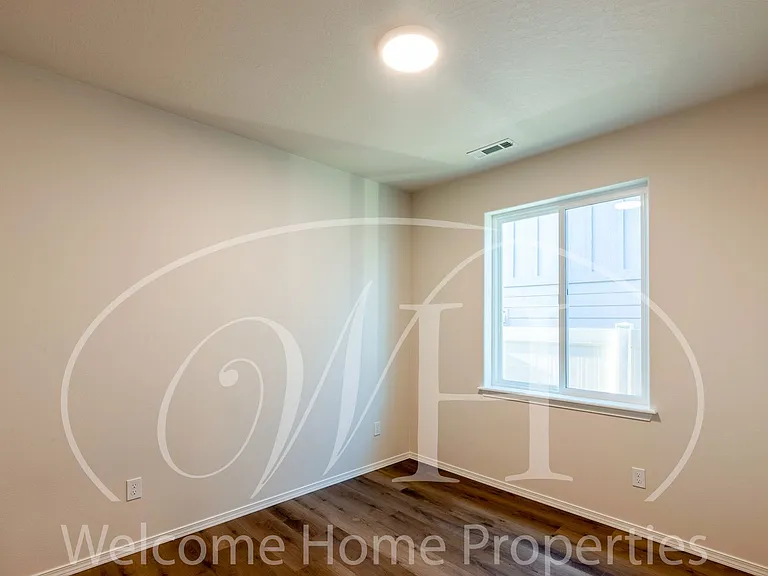 643 Ava St — Photo 8
