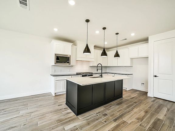 Plan 3069 kitchen - staged