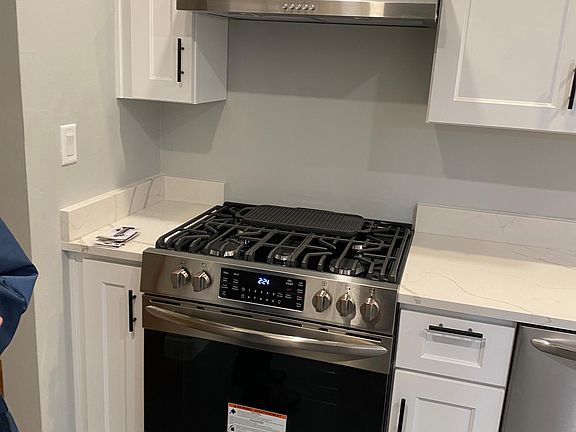 5th image of 221 Pleasant St