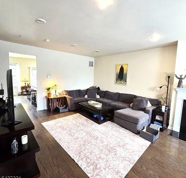 76 Albert Ct — Photo 7