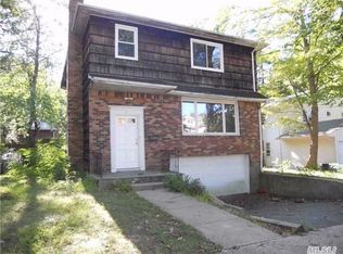18 Morris Ln, Great Neck, NY 11024