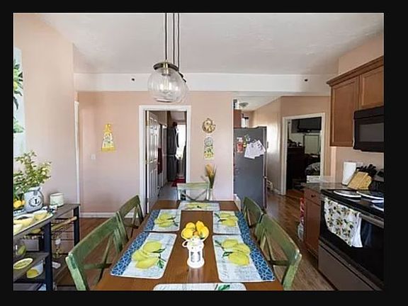 Kitchen: Pictures from 3rd floor. 2nd floor has same layout