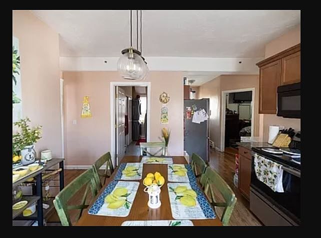 Kitchen: Pictures from 3rd floor. 2nd floor has same layout