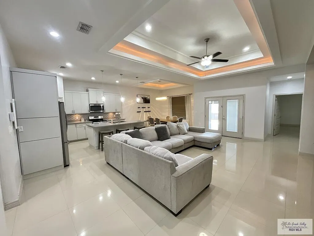 3 bed, 2.0 bath, 1800 sqft, $2,500 — Photo 3