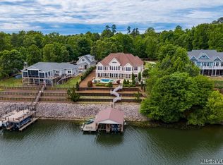 210 N Robinson Dr, Macon, NC 27551