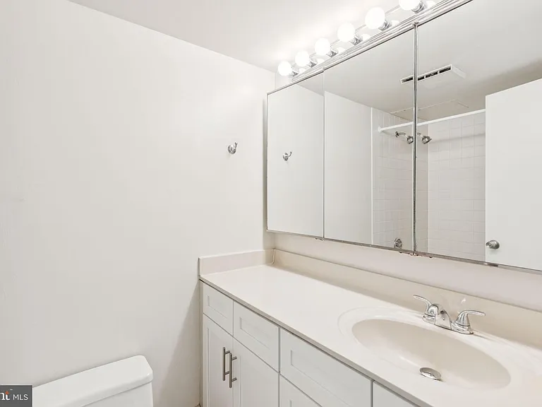 2020 Walnut St #21B — Photo 14