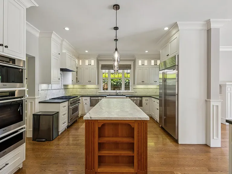1517 Howard Ave — Photo 16