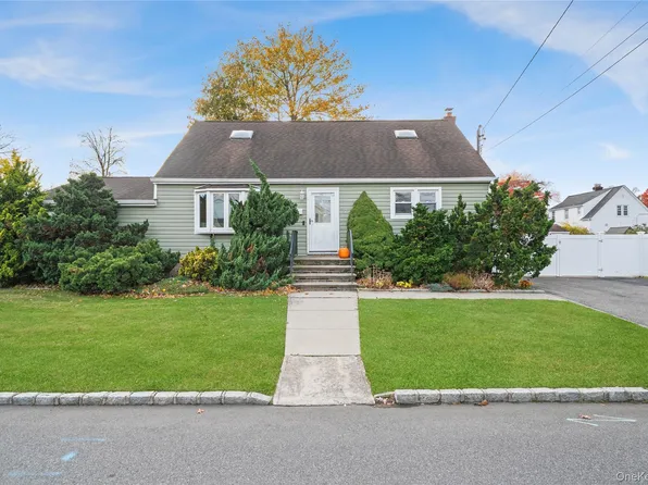 32 Beachwood Drive, Babylon, NY 11702