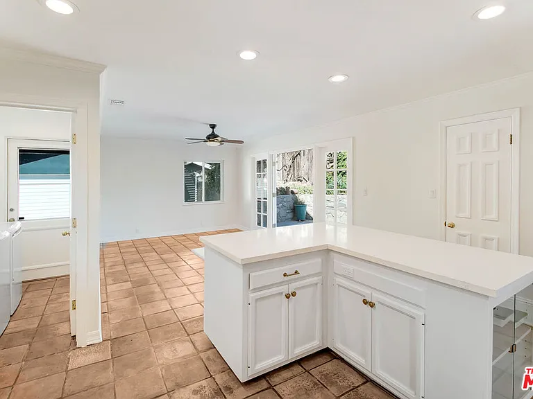 2401 Olive Ave — Photo 14