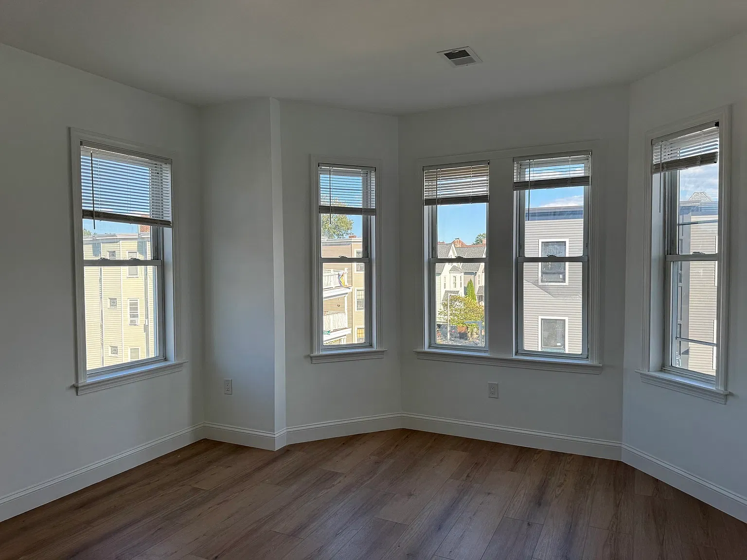 3 bed, 2.0 bath, 1500 sqft, $4,500 — Photo 3