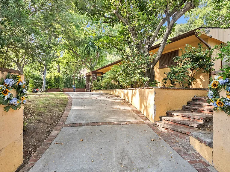 2500 Benedict Canyon Dr — Photo 21