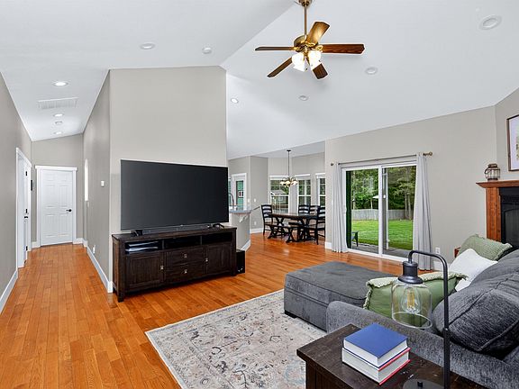 3rd image of 303 Park Ln