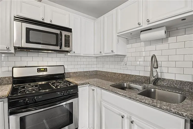 2 bed, 1.0 bath, 804 sqft, $2,000 — Photo 4