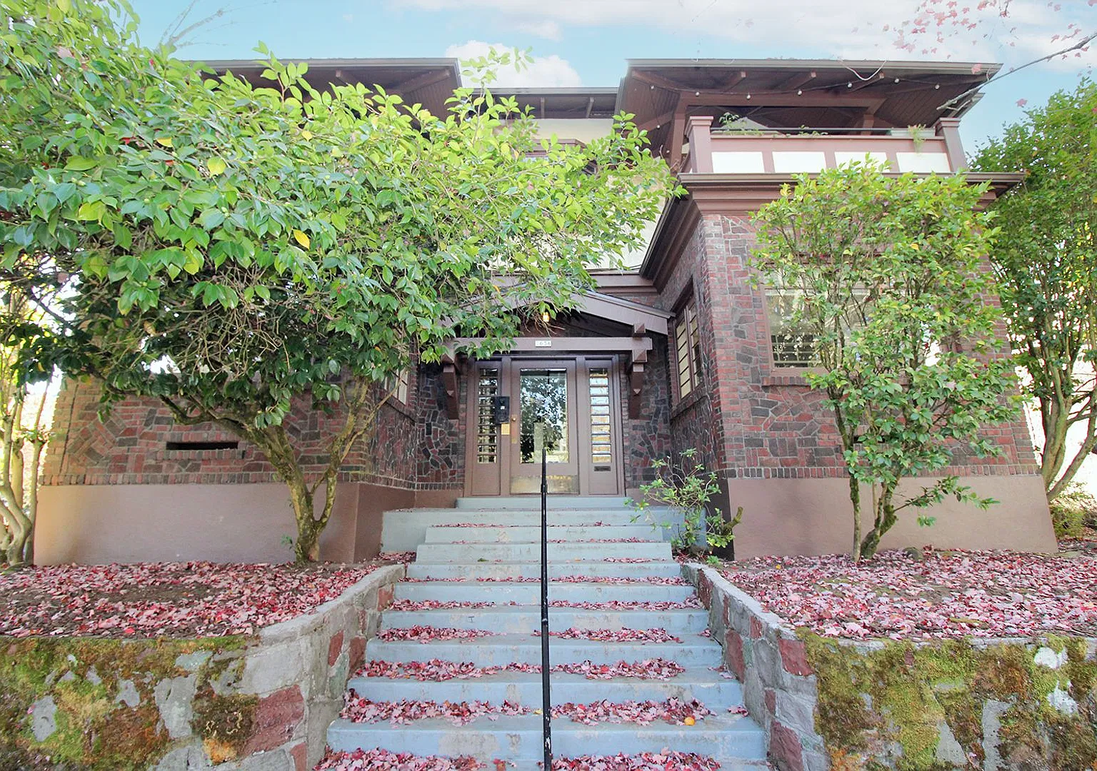 Exquisite Upper-Level 1 Bed + Den unit in Historic Irvington Plex — Photo 1