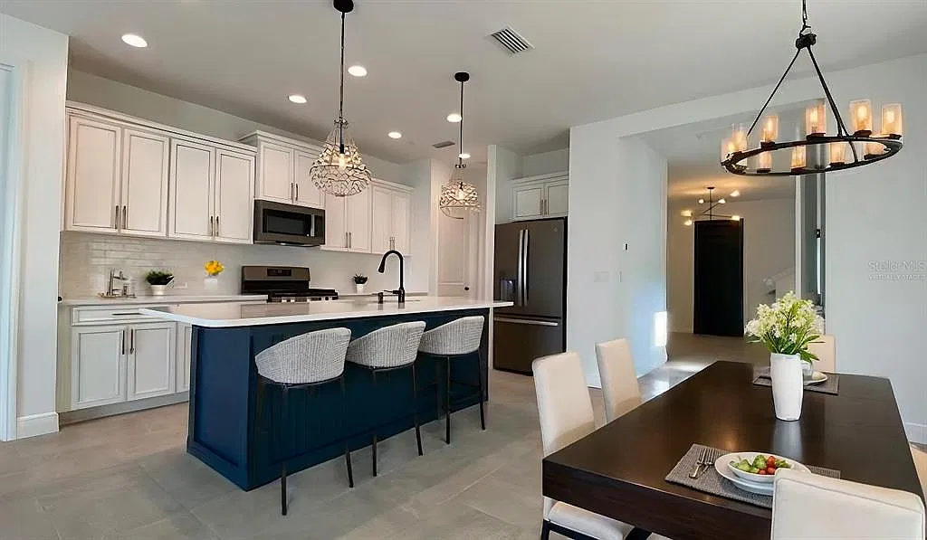 4 bed, 2.5 bath, 2500 sqft, $3,650 — Photo 4