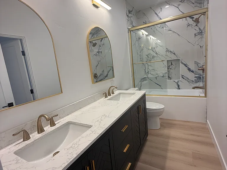 Upstairs bathroom off hallway