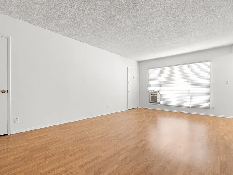 12817 Moorpark St #4 — Photo 6