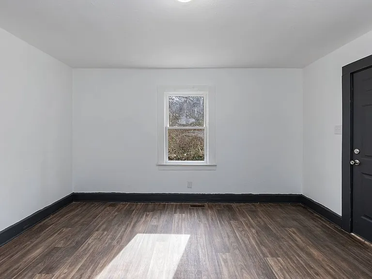 647 Arch St — Photo 6