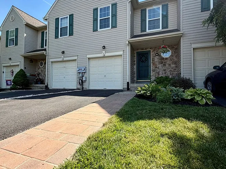 176 Strawberry Ln — Photo 2