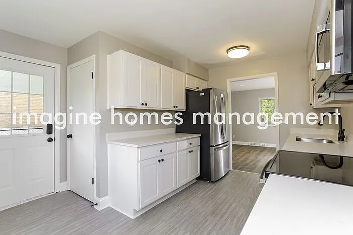 3 bed, 2.0 bath, 1073 sqft, $2,189 — Photo 4