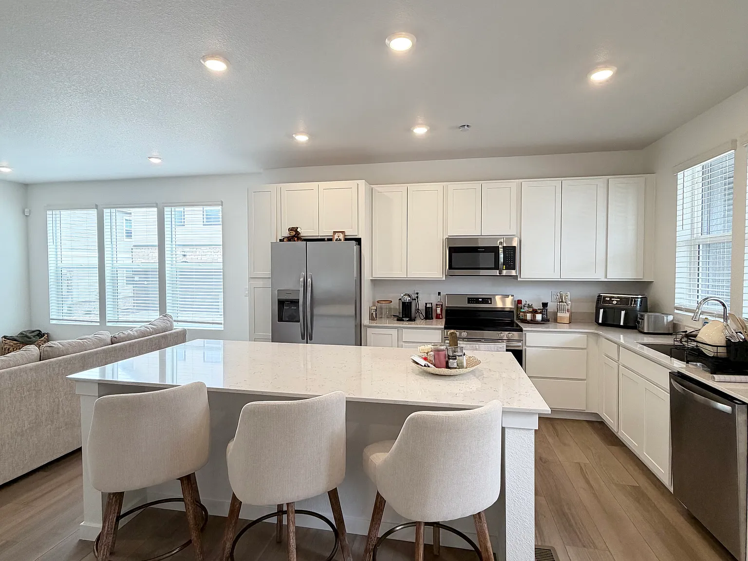 3 bed, 2.5 bath, 1623 sqft, $3,199 — Photo 3
