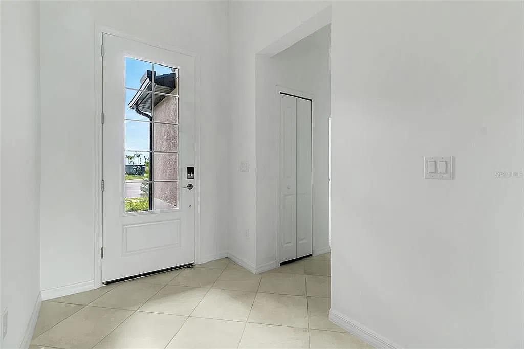 4 bed, 3.0 bath, 2032 sqft, $2,600 — Photo 3