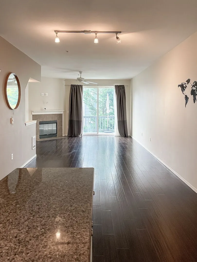 Lynnwood 3 Bedroom Townhome with Garage & Pool — Photo 3