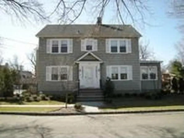 24 Sequams Ln N, West Islip, NY 11795