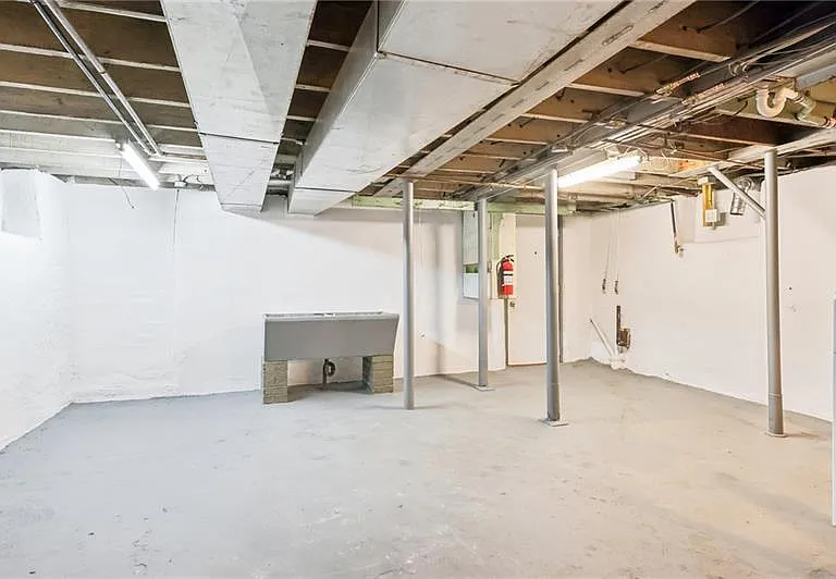 328 James St — Photo 43