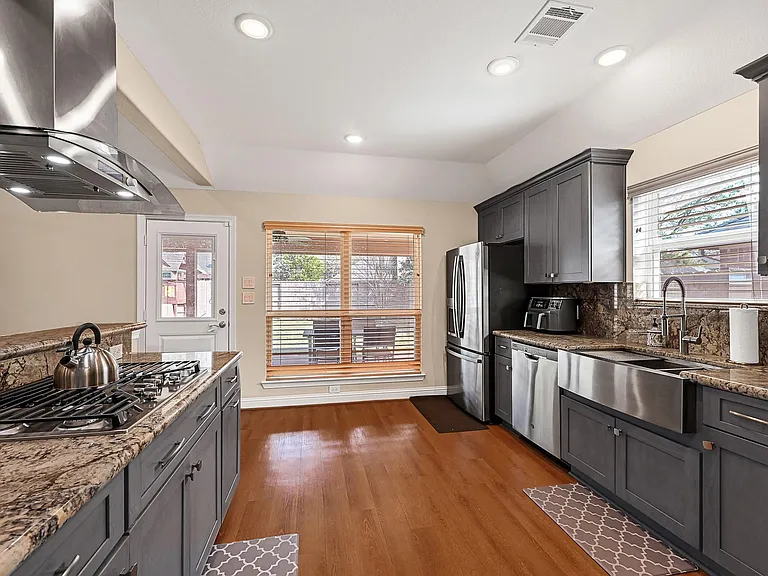 1035 E Hampton Dr — Photo 6